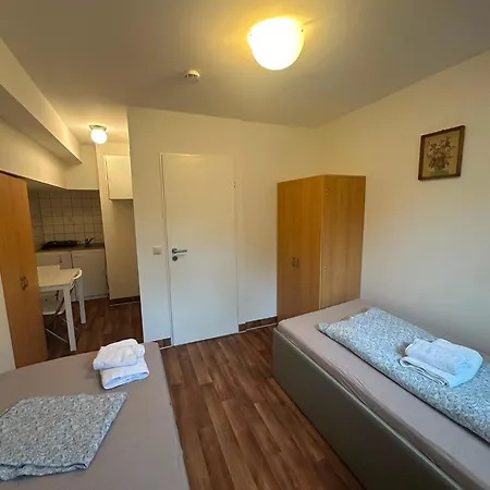 2-rent Group Han53 Vandrarhem *