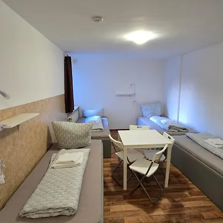 2-rent Group Han53 Vandrarhem *